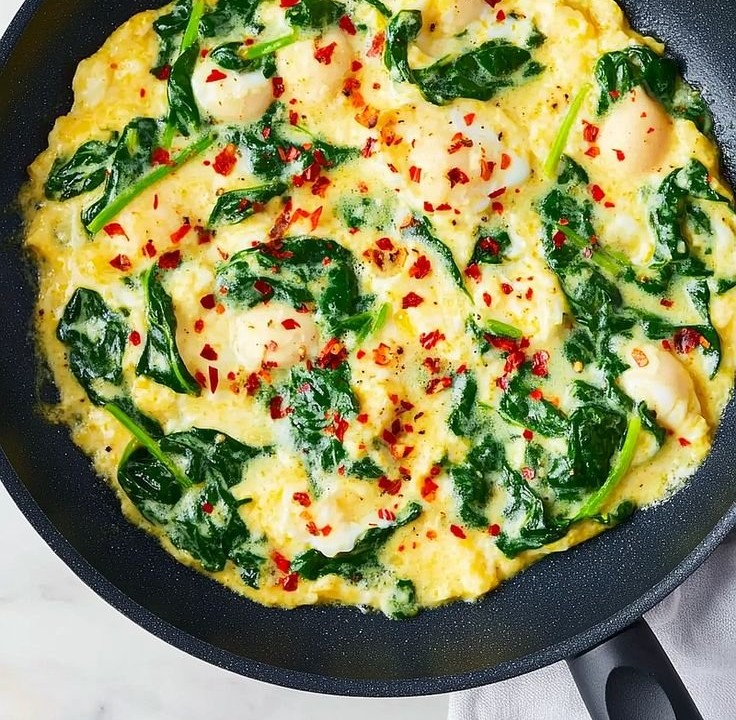 Quick Breakfast Scrambled Eggs with Spinach