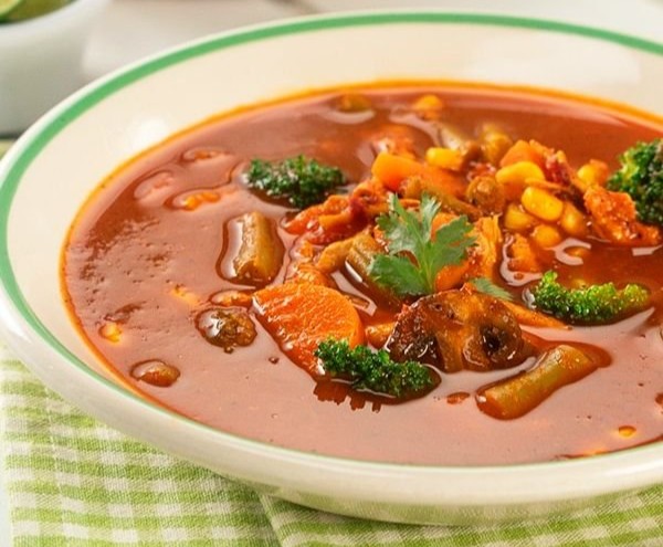 Sopa de Verduras con Pollo y Chile Guajillo