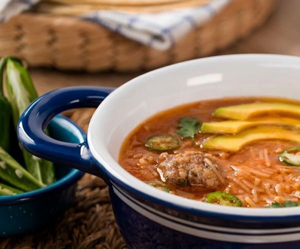 Sopa de Fideos con Albóndigas