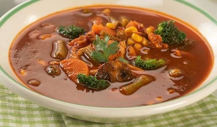 Sopa de Verduras con Pollo y Chile Guajillo