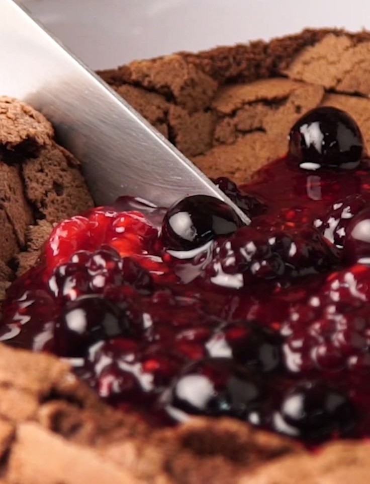 Torta de Chocolate con Salsa de Frutos Rojos