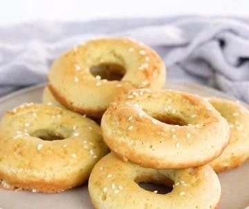 Bagels de Ajo y Harina de Coco Keto