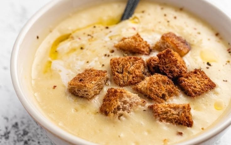 CREAMY ROASTED GARLIC POTATO SOUP (VEGAN)
