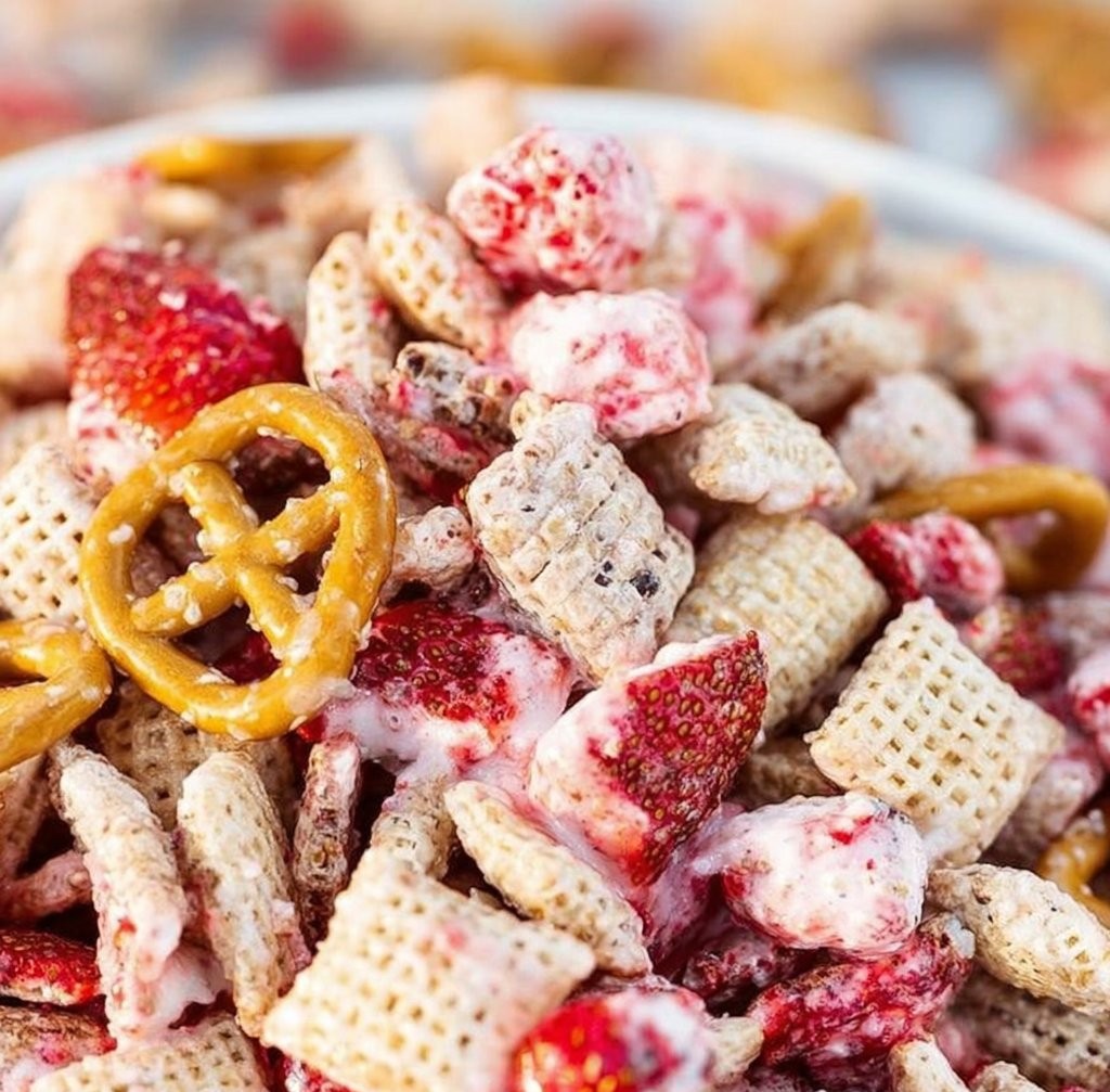 Strawberry Valentine's Chex Mix