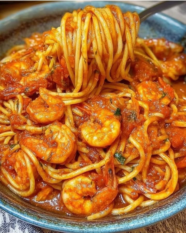 Spaghetti mit Garnelen in Tomatensauce