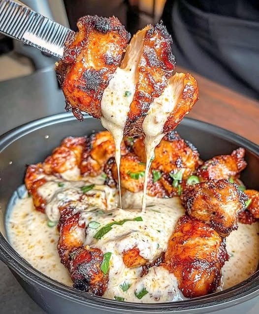 Gegrillte Hähnchenstücke mit cremiger Knoblauchsoße