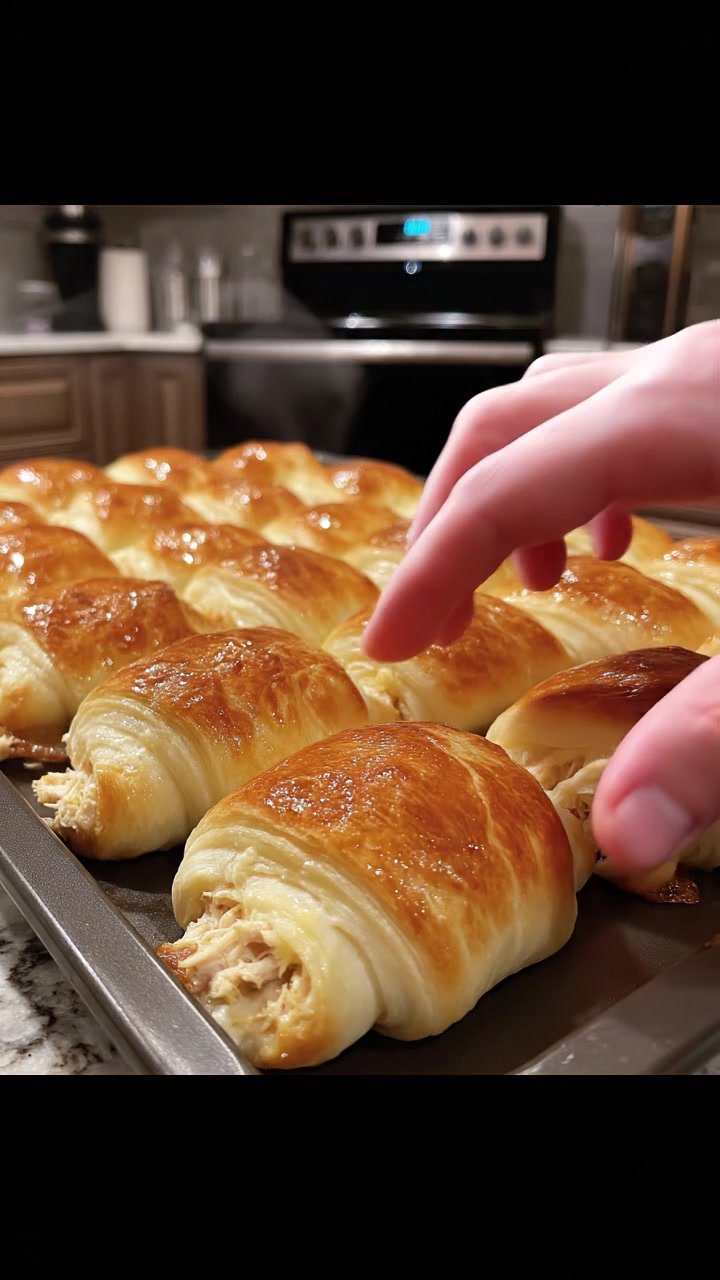 After a single bite, my friend ran to me wanting to know how I made it.. Full recipe 👇 💬