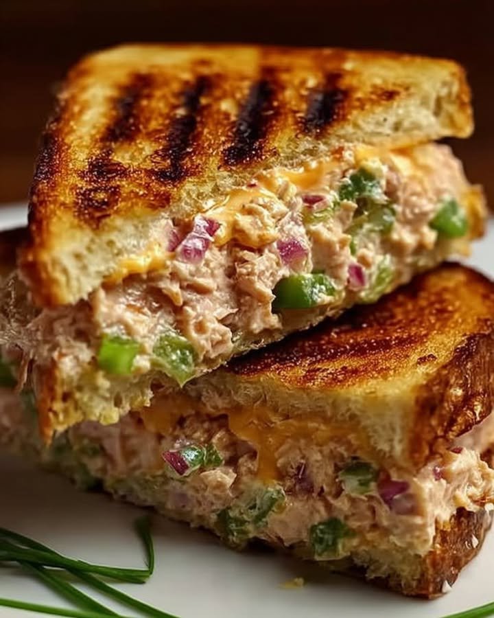 Gegrillter Thunfisch-Käse-Sandwich