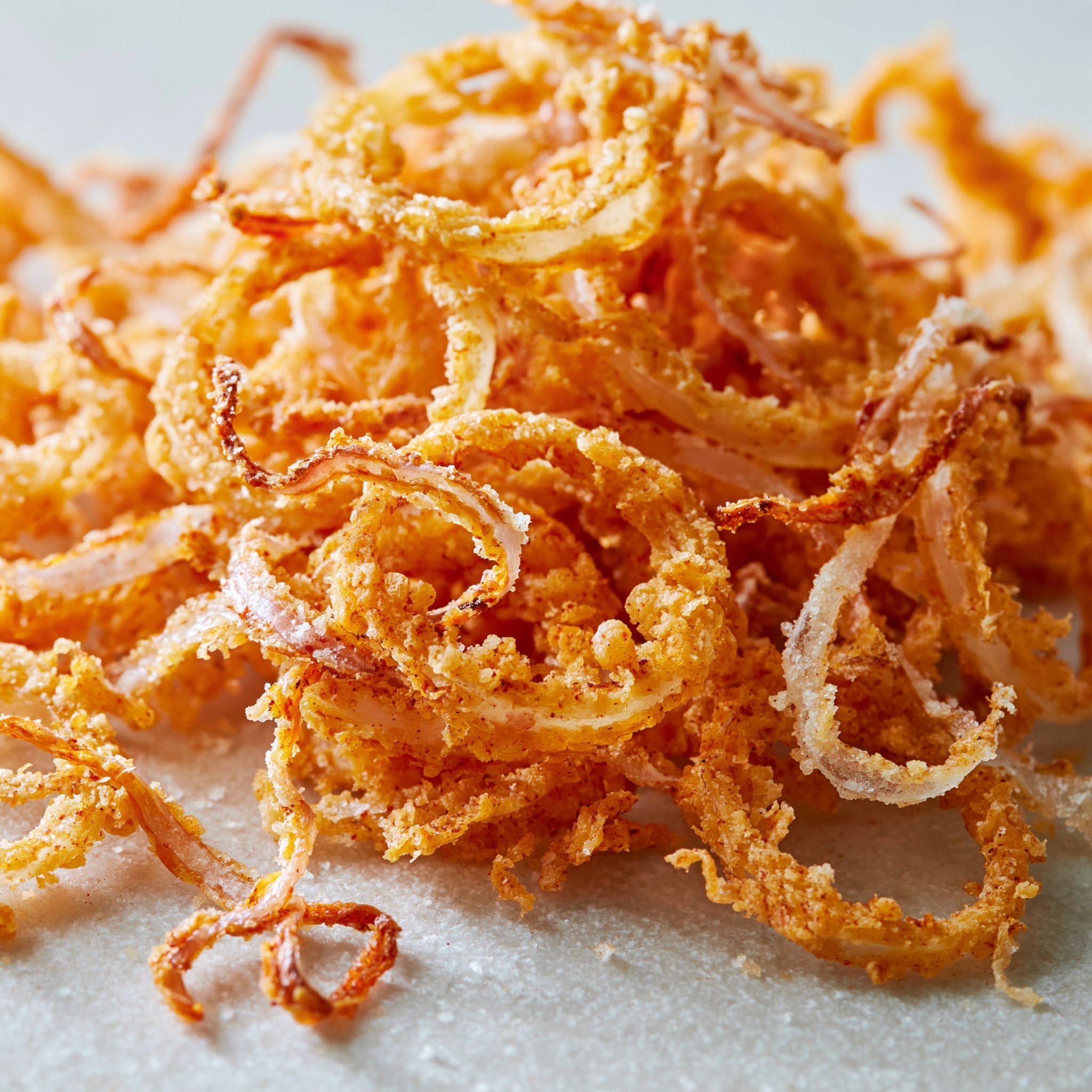 Krosse Zwiebeln aus der Heißluftfritteuse